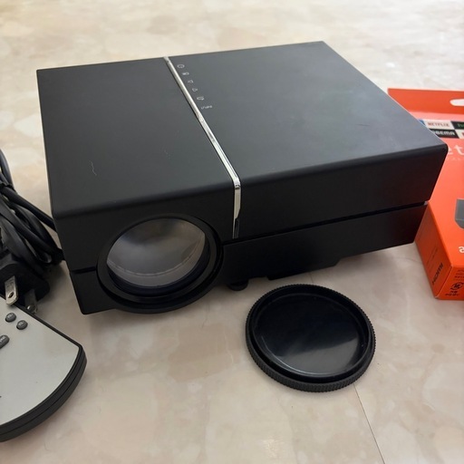 Amazon Fire TV Stick（第3世代）とミニLEDプロジェクター (TKS 