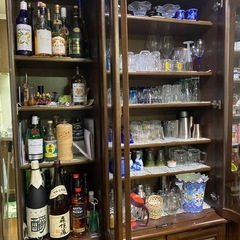 アンティーク家具 30年前 木製ブラウンキャビネット ガラス扉付きの画像