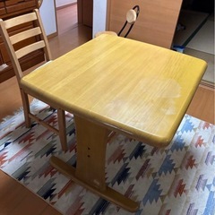 ナチュラルウッド 正方形ダイニングテーブル、椅子付きの画像