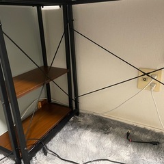 桌子、セットの本棚の画像