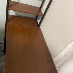 桌子、セットの本棚の画像