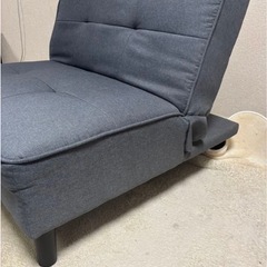 グレーのファブリック2人掛けソファの画像