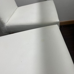 ガラスの天板テーブルと椅子4脚の画像