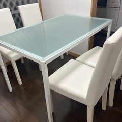 ガラスの天板テーブルと椅子4脚の画像