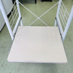 【リサイクルショップ ピカソ 小松原】🍳✨キャスター付きレンジ台／キッチンラック✨木目調×ホワイトで見た目スッキリ‼️ スライド棚付きで使いやすい便利収納✨★5711★の画像