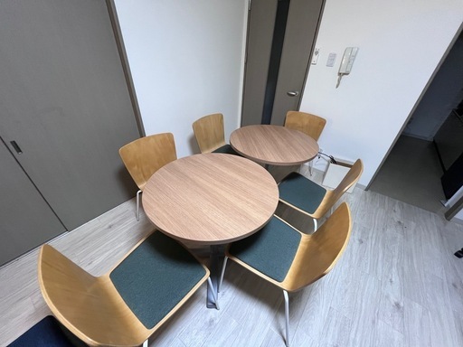 OKAMURAのテーブルと椅子。事務所で使っていた物なので美品です。テーブルや椅子の個数相談OKです。