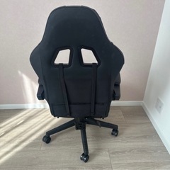 ピンクのゲーミングチェアの画像