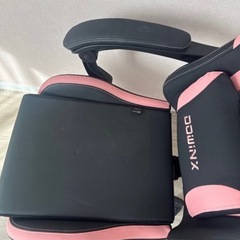 ピンクのゲーミングチェアの画像