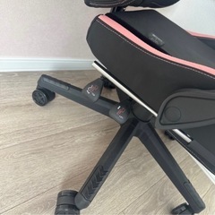 ピンクのゲーミングチェアの画像