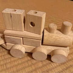 木製列車型　知育玩具の画像