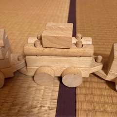 木製列車型　知育玩具の画像