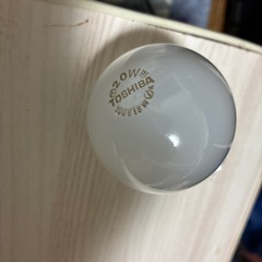 電線と豆電球の画像