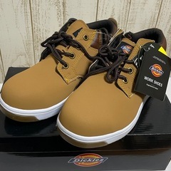新品未使用のMIZUNOの安全靴とDickiesの安全靴の画像