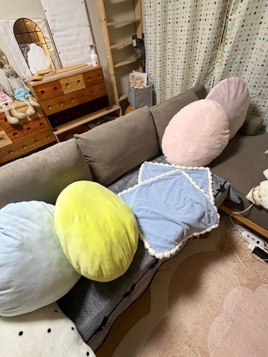 ★札幌★大幅値下げ‼️★絶対にズレない‼️‼️でも脱着ワンタッチ?ゆったり３〜4人（オットマンを移動させれば）5人がけのカウチソファー