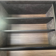 ブラウン 食器棚 引き出し4つ ガラス扉の画像