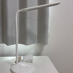 ニトリ机、椅子、照明3点セットの画像