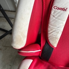 【格安300円】Combi チャイルドシート 赤 洗濯可の画像