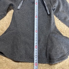 後ろリボン付きグレーのワンピースの画像