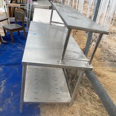3台あり 2段厨房用品 業務用ステンレス作業台の画像