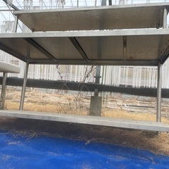 3台あり 2段厨房用品 業務用ステンレス作業台の画像