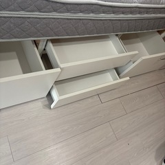 【無料！引き取り限定！厚木市】　シングルベッド　収納力抜群　マットレス付き　ホワイト　コンセント枕元にありますの画像