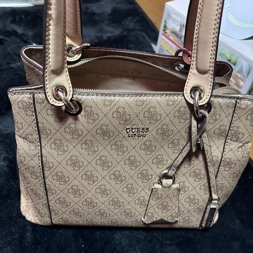 GUESS（ゲス） セレブにも大人気！GUESS(ゲス)を取り入れたストリートコーデ | abox