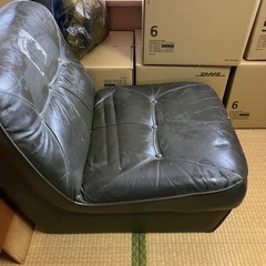ソファ　1人掛け　傷などあり　古いお品物ですの画像