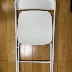 無印良品パイン材テーブル・折りたたみ式＆スチールパイプチェアの画像