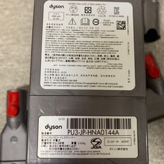 ダイソンv8 sv10セット。バッテリー切れ。他動作未確認。の画像