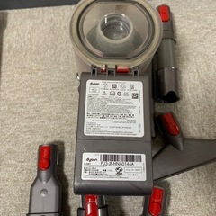 ダイソンv8 sv10セット。バッテリー切れ。他動作未確認。の画像