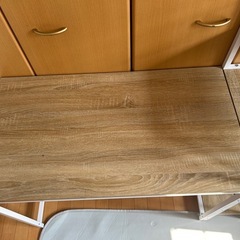 ラック付きデスクの画像