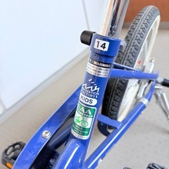 キッズ自転車14インチ🚲乗っていないのでかなり美品‼️自宅保管🌈キッズ14インチ　スタンド➕駒付き➕恐竜柄ヘルメット付き　　 の画像
