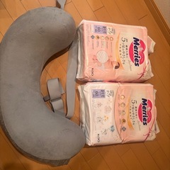 授乳クッション（良品）&オムツ（未開封）の画像