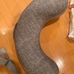 授乳クッション（良品）&オムツ（未開封）の画像