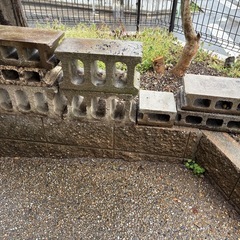 【0円・無料】レンガ／コンクリートブロックまとめて差し上げます（外構・花壇など）の画像