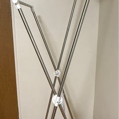 アイリスオーヤマ 約2人分が干せる洗濯物干し 段違いに干せるので風が通りやすく乾きやすいコンパクトな多機能物干し 幅約70×奥行約80×高さ約183cm KDM-70Xの画像