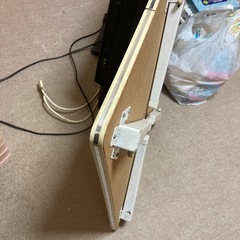 取引き場所は牛久市南　小型の折り畳み脚のテーブルの画像