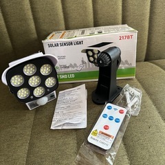 【新品】2個セットソーラーパワー屋外　センサーライト、2000ルーメン、77個のLEDスポットライト、リモコン付き、ホテル・ポーチ・庭・テラス・ダミー　猫よけの画像
