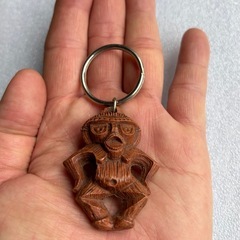 土偶風 民族デザイン キーホルダー 木製風 トライバルの画像