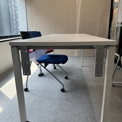 オカムラ ミーティングテーブルの画像