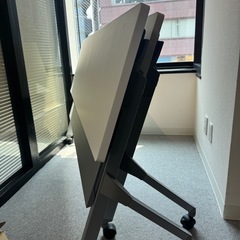 オカムラ サイドスタックテーブル 1500×450 2台セットの画像