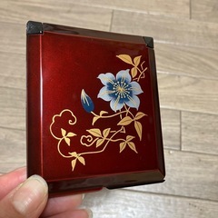 新品未使用箱入り★　宮城県仙台伝統的漆芸技法 玉蟲塗り 草花柄コンパクトミラー2面鏡の画像
