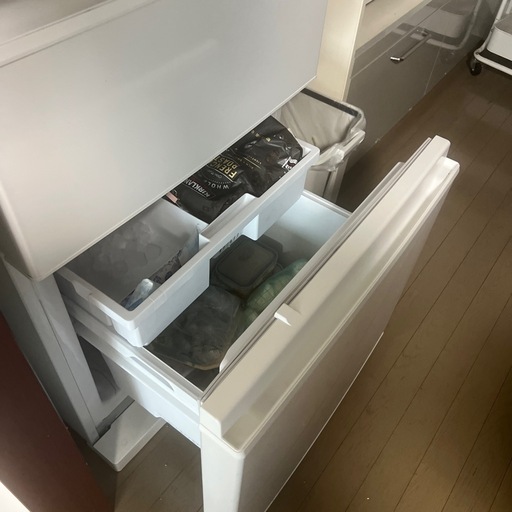 三菱電機製の冷蔵庫を出品MR-C33HW