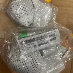 エコバッグとカトラリー、ミニ懐中電灯などの画像