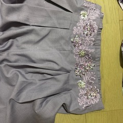 キラキラ紫刺繍ズボンと花柄シャツの画像