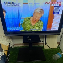 HITACHI 42 インチ　スタンドつきの画像