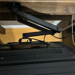 32型 液晶テレビ と モニターアームの画像