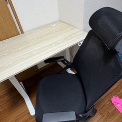 【新生活におすすめ✨】デスク・チェア・デスクライト3点セットの画像