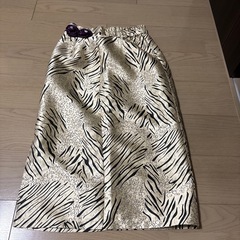 紫シャツとスカートの画像