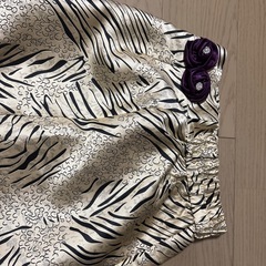 紫シャツとスカートの画像